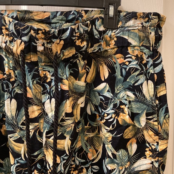Floral Print Ana Shorts - Picture 2 of 3